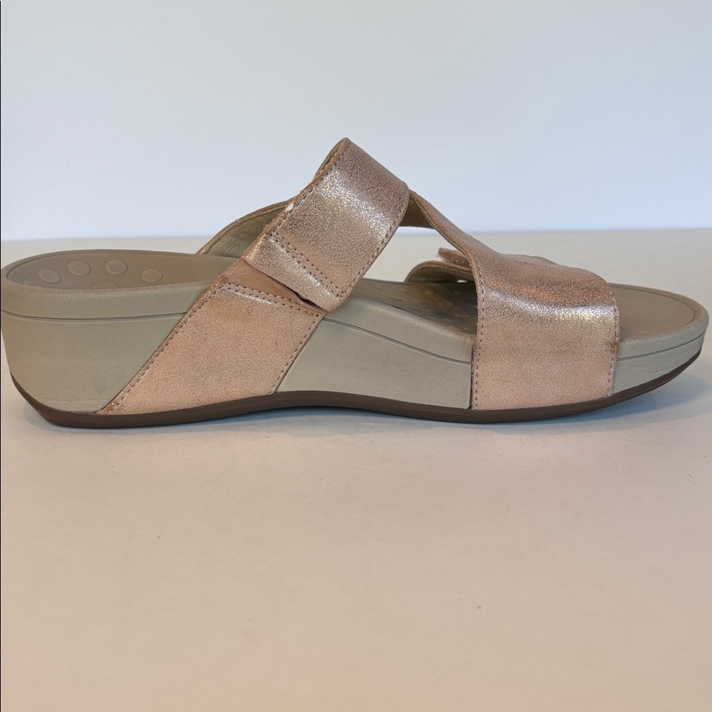 Vionic Kylan Pink Metallic Sandals. Size 8 - Picture 4 of 9